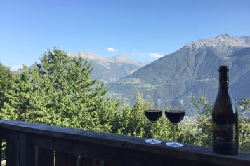 Ruhige Ferien geniessen im Wallis mit einem Glas Wein