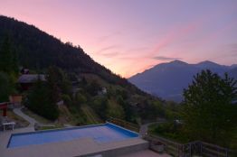 Ferienwohnung mit Pool und Sonnenaufgang in den Bergen