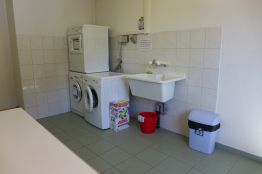 Ein Waschraum mit Waschturm und Lavabo im Haus