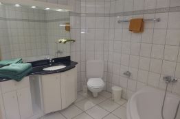 Bad mit grosser Eckbadewanne, WC, Lavabo mit grossem Spiegel