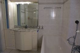 Bad mit Bewanne, WC, Lavabo und grossem Spiegel
