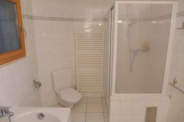 Bad mit Bewanne, WC, Lavabo und grossem Spiegel